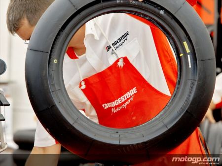 Un tecnico Bridgestone al lavoro sui pneumatici
