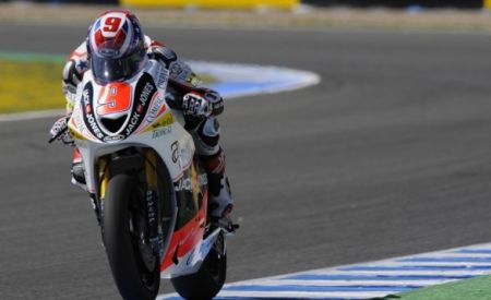 Noues in sella alla sua moto durante una fase delle prove a Le Mans
