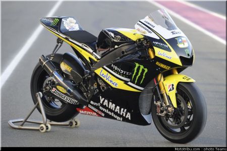 La M1 del team Tech 3 monta silenziatori Leo Vince