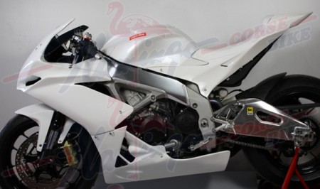 Aprilia RSV4 con la carena racing di Flamingo Corse