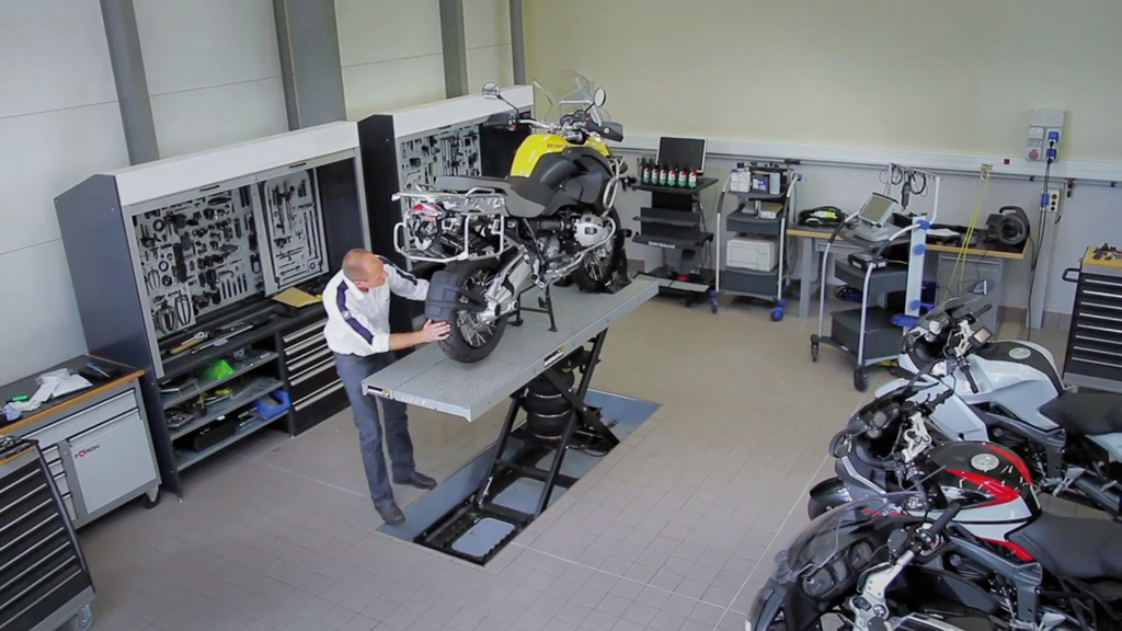 BMW Motorrad Long Life Care: tecnici BMW al lavoro su una motocicletta della casa bavarese