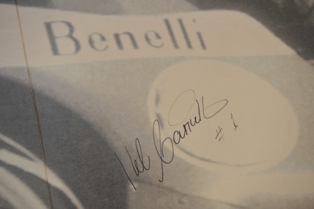 Benelli: il logo storico della casa e l'autografo di Kel Carruthers