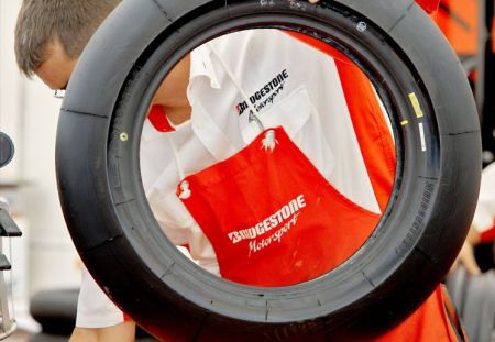 Un tecnico Bridgestone al lavoro su pneumatici