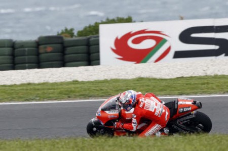 Casey Stoner domina la classe MotoGP in Australia