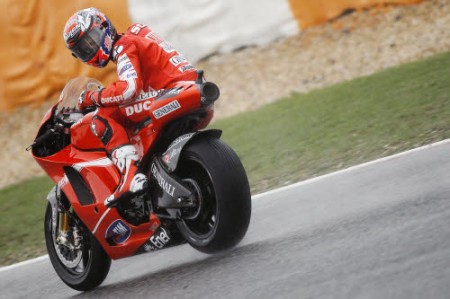 Casey Stoner conquista la quarta pole stagionale sul circuito di Valencia 