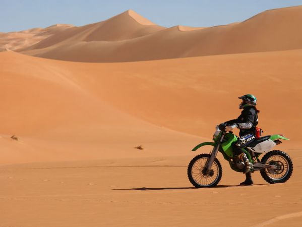 Deserto: una moto solitaria