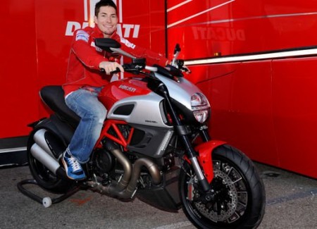 Ducati Diavel con NickyHayden in sella