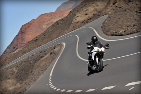 Ducati Multistrada su una strada deserta