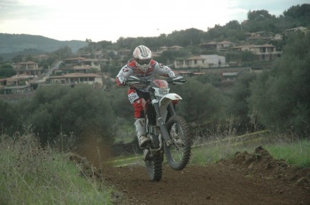 Enduro: un pilota in azione