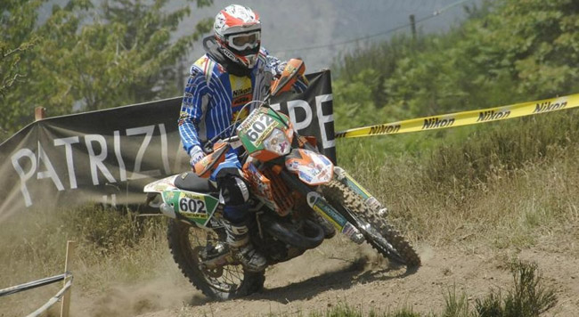 Enduro: pilota in azione durante una competizione