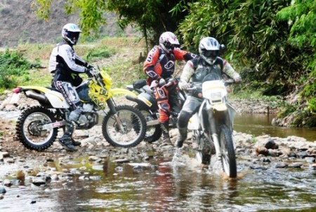 Piloti impegnati in una prova fuori pista