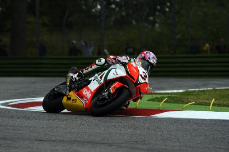 Max Biaggi è il primo italiano a centrare il titolo mondiale SBK 