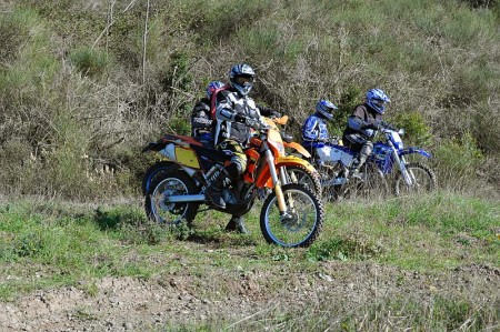 Piloti impegnati in un percorso fuoristrada in Toscana