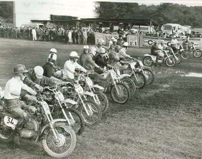 Moto d' epoca da cross al via di una competizione