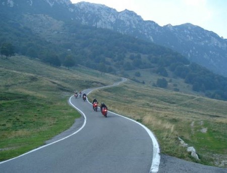 Moto su una strada di montagna