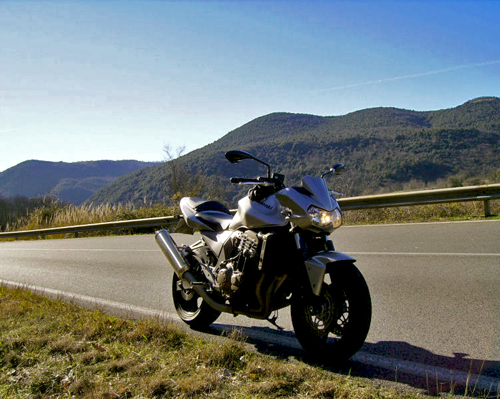 Moto parcheggiata durante la pausa di un viaggio