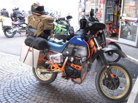 Moto e bagaglio pronti per un tour motociclistico