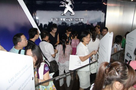 Peugeot: cinesi in visita ad uno stand del gruppo francese