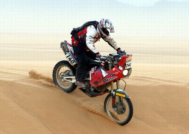 Rally Raid: una moto affronta il deserto in solitaria