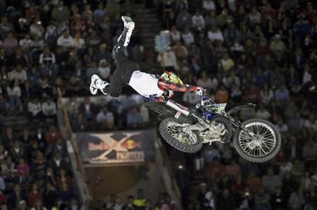 Un pilota del Red Bull X-Fighters in azione