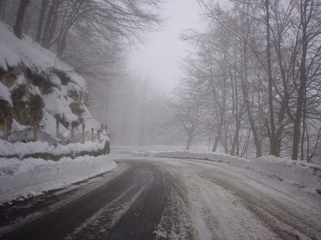 Una strada innevata