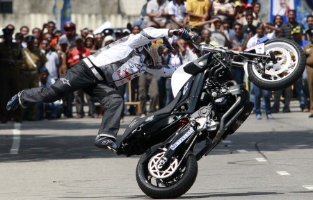Stuntman in azione sulla sua moto