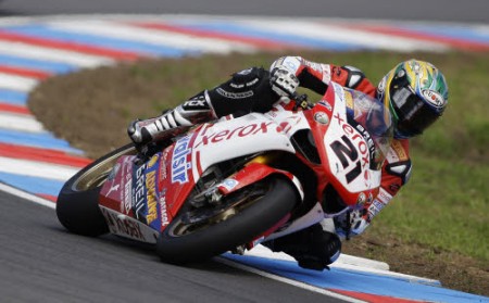 Troy Bayliss in sella alla sua Ducati