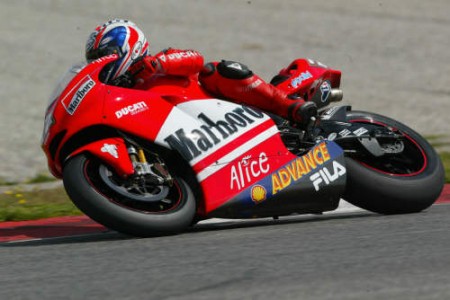 Troy Bayliss impegnato in un test della classe 500 a Barcellona nel 2004