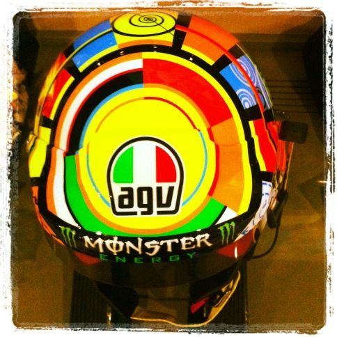 Valentino Rossi: il nuovo casco presentato dal campione su Twitter