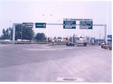 Un casello autostradale nei pressi di Milano