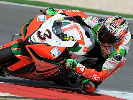 Max Biaggi in azione sulla sua Aprilia