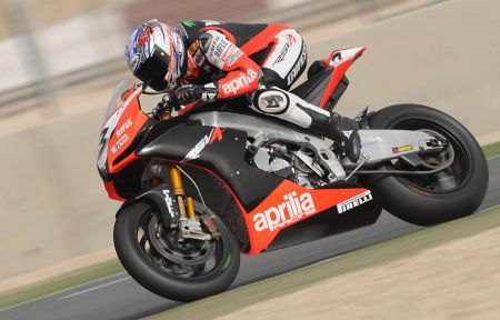 Max Biaggi in sella alla sua Aprilia RSV4