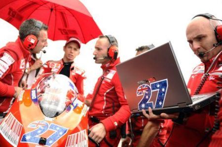 Casey Stoner a colloquio con i suoi tecnici prima del via