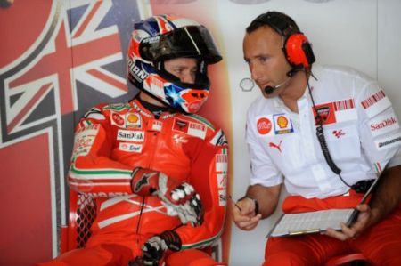 Casey Stoner dà indicazioni sul set-up ad uno dei suoi tecnici