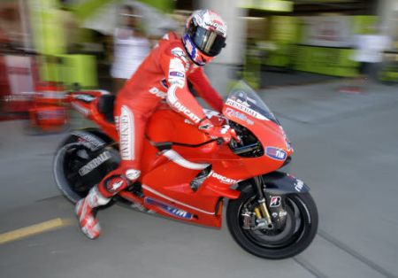 Casey Stoner su Ducati è il più veloce nella terza sessione di prove libere