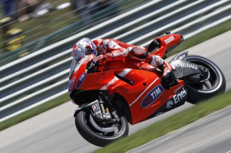 Casey Stoner davanti a tutti nelle FP2 di Indianapolis