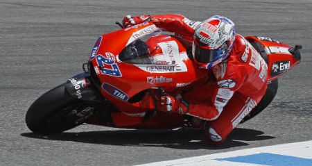 Casey Stoner stacca la pole position sul circuito di Motorland Aragon