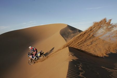 Dakar 2010: un pilota impegnato in un deserto sudamericano