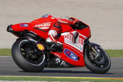 Ducati GP10 in azione durante una sessione di prove