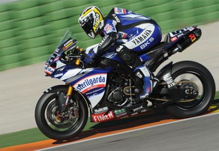 James Toseland in azione sulla sua Yamaha R1