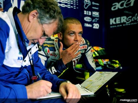 Jeremy Burgess e Valentino Rossi nel box del team Fiat Yamaha