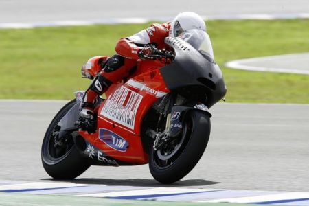 Julian Simon testa la Ducati GP10 a Jerez