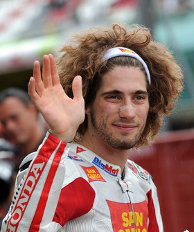 marco-simoncelli-saluto