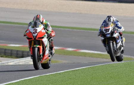 Max Biaggi e Leon Haslam duellano a Portimao