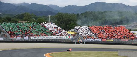 Mugello: la tribuna dei tifosi Ducati nel 2009