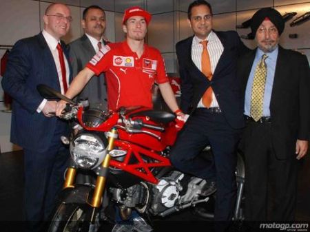 Hayden inaugura il Ducati Store di Gurgaon (India)
