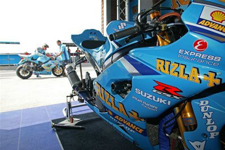 La moto del team Rizla Suzuki ferma ai box in “attesa” dei suoi piloti