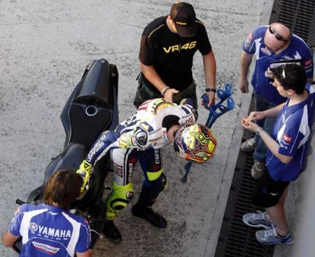 Rossi prova in stampelle a Misano