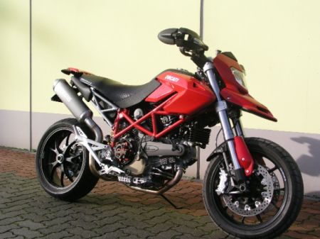 Ducati Hypermotard che monta uno scarico Spark