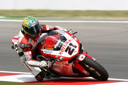 Troy Bayliss in azione sulla sua Ducati ufficiale